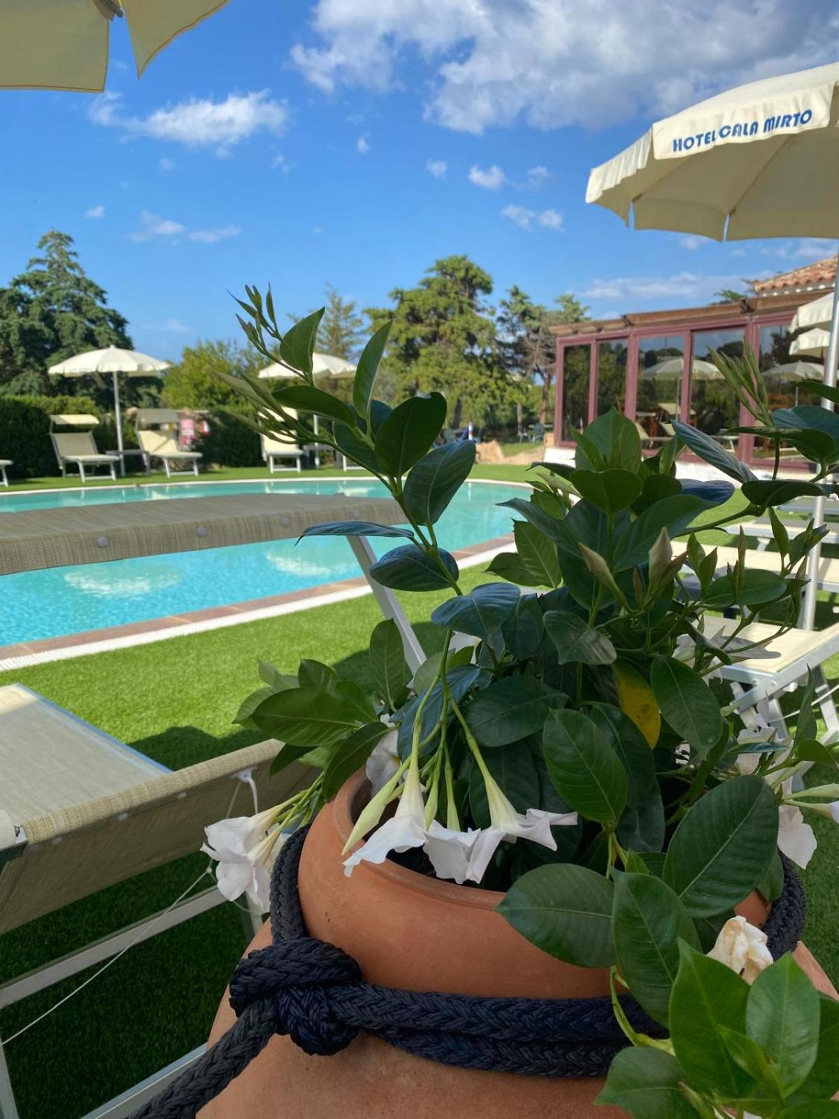 Hotel Cala Mirto Budoni Exterior photo